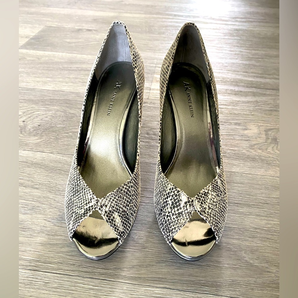 Beautiful snakeskin heels!